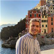 Studente di scienze politiche e insegnante nel tempo libero